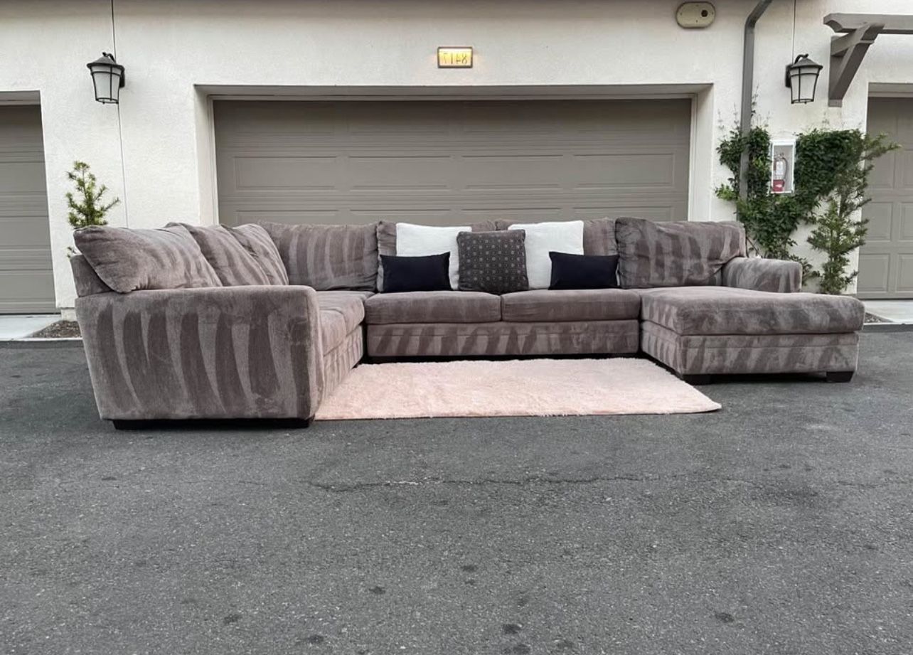 Stunning Gray Sectional Couch In Excellent Condition - Free Delivery 🚚