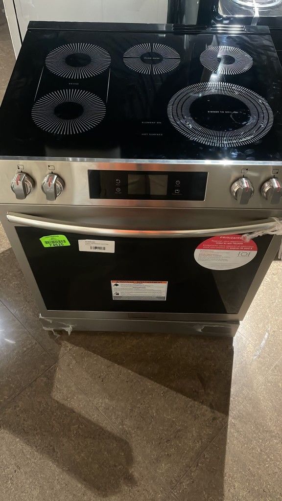 NEW FRIGIDAIRE GCFE3060BF 6.2cu ft Stove Range for Sale in Chula Vista