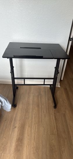 Standing desk with wheels