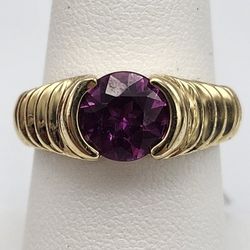 14kt 6.7G Yellow Gold Ring With Pink/Purple Stone