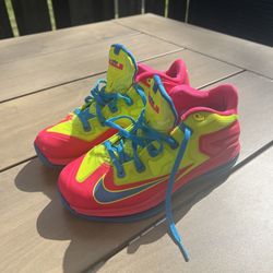 Size 5 (GS) - Nike LeBron 11 Max Low Volt Hyper Pink
