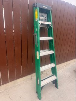 CLEAN 6FT FIBERGLASS LADDER