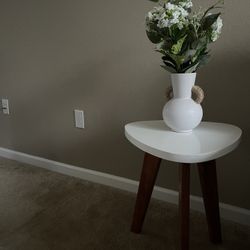 Mid century Modern 3 Leg End Table