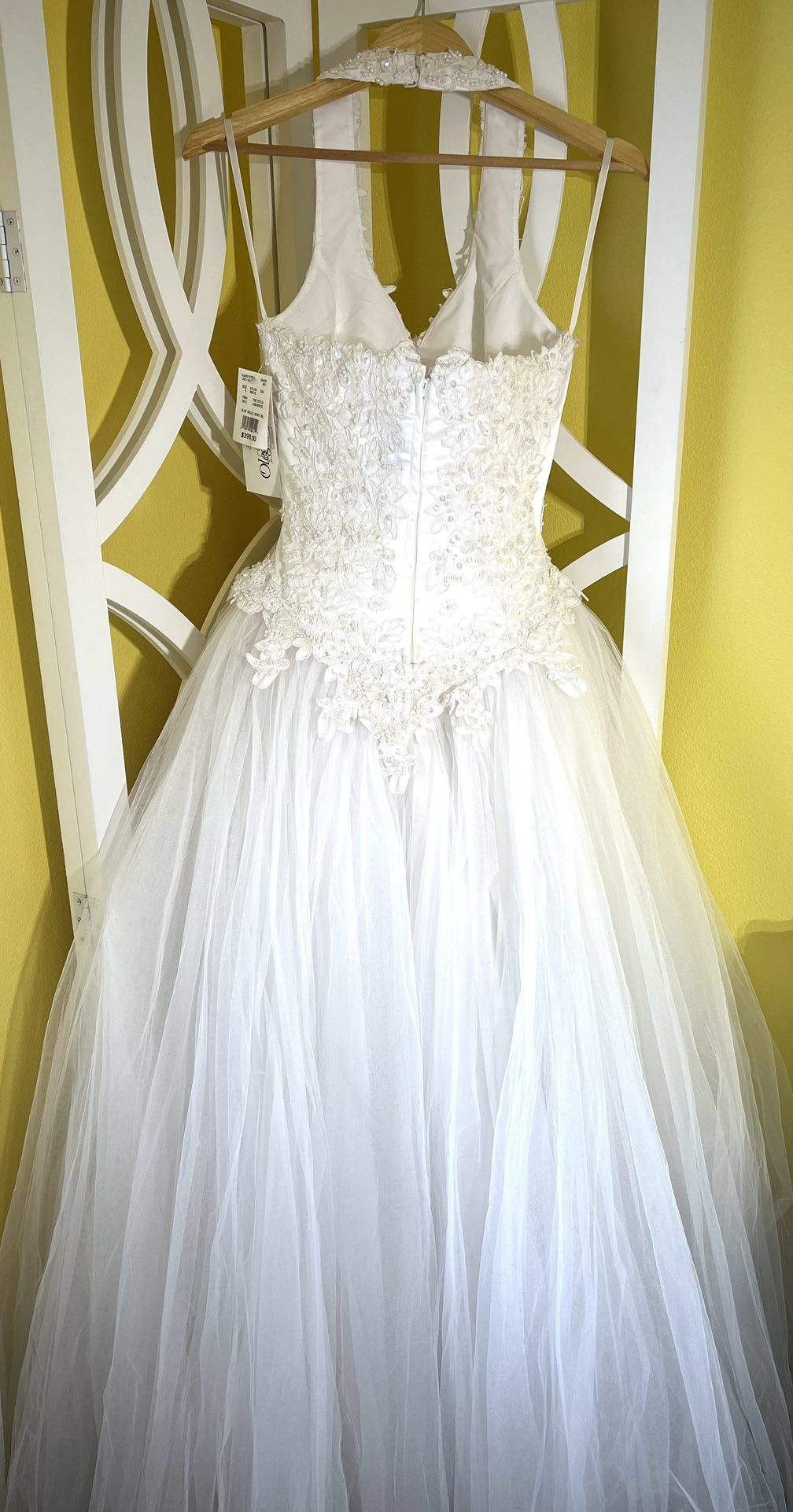 Oleg Cassini Beaded Bodice Wedding Gown Size 6 (runs small)