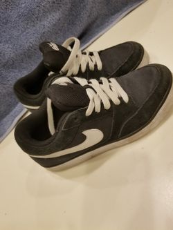 Boys size 5.5 Nike sneakers