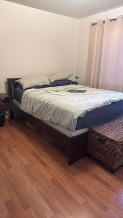 Like new Mattress / Bedframe (read description)