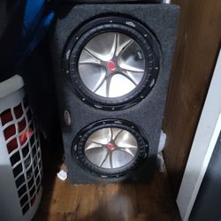 Kickercvr12s in a sealed Box in good shape both working fine 170for both 150 for The speakers 50 for The amp