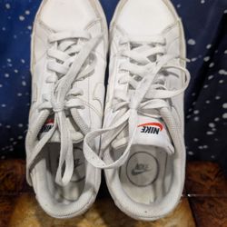 Nikes Women's Size 8