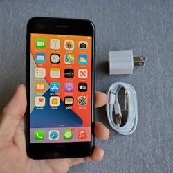 iPhone 7 - UNLOCKED - Like New 