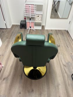 Barber/hairstylist chair