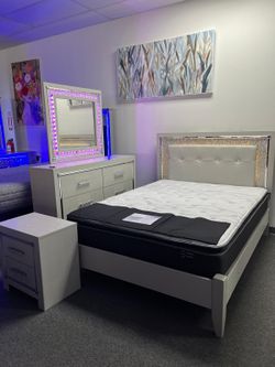 Brand New Alligator Embossed Design Queen Bedroom Set in Silver w/LED Lights