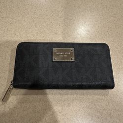 Micheal Kors Large Zip Around Wallet 