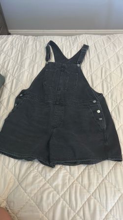 Woman’s old navy short overalls