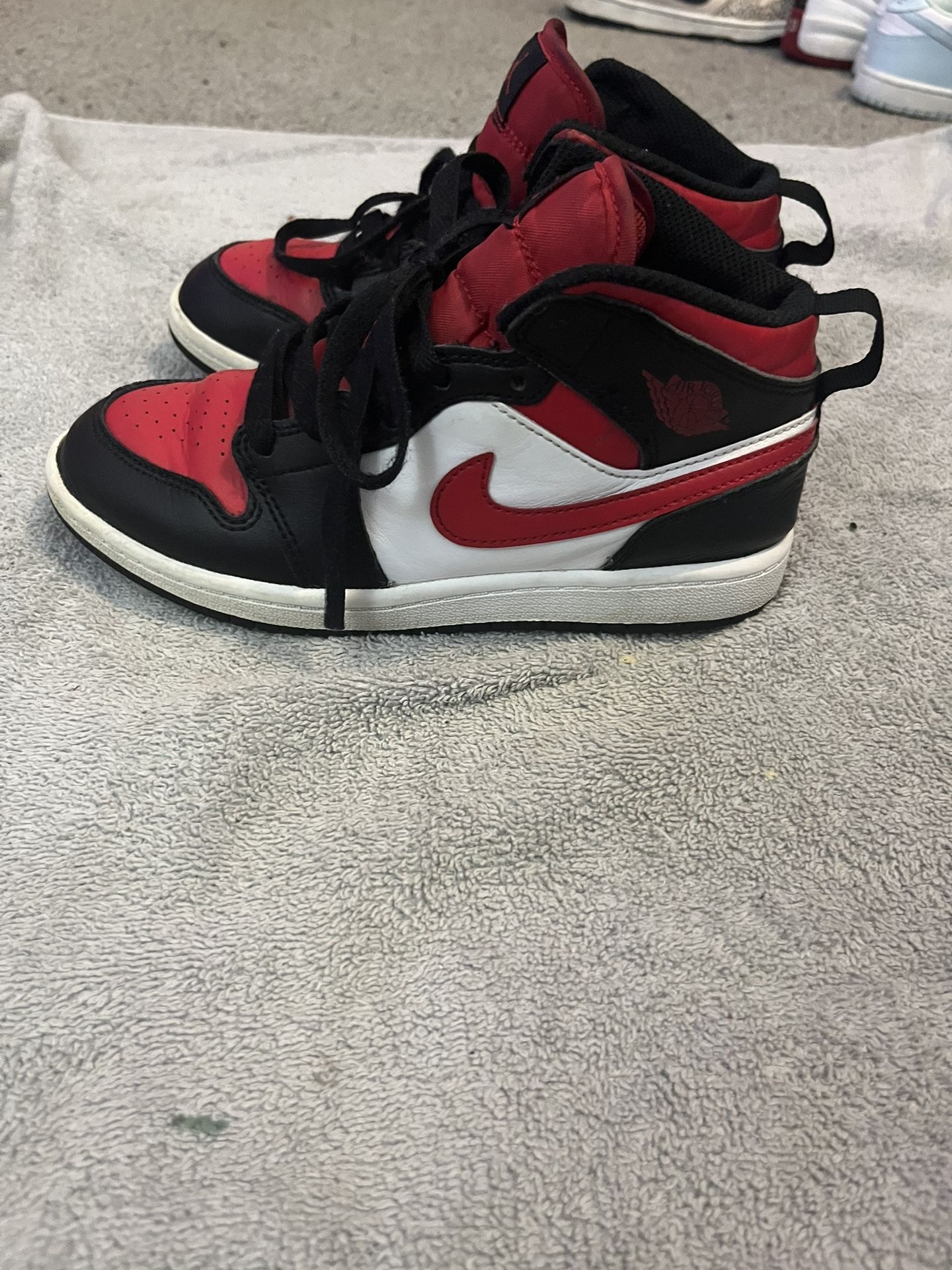 Size 1.5Y Boys Jordan 1 Mid Fire Red (PS) 