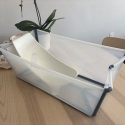 Stokke Flexi Bath – Foldable Baby Bathtub with Newborn Insert