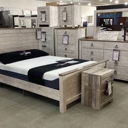 Willowton 4pc King Panel Bed Set