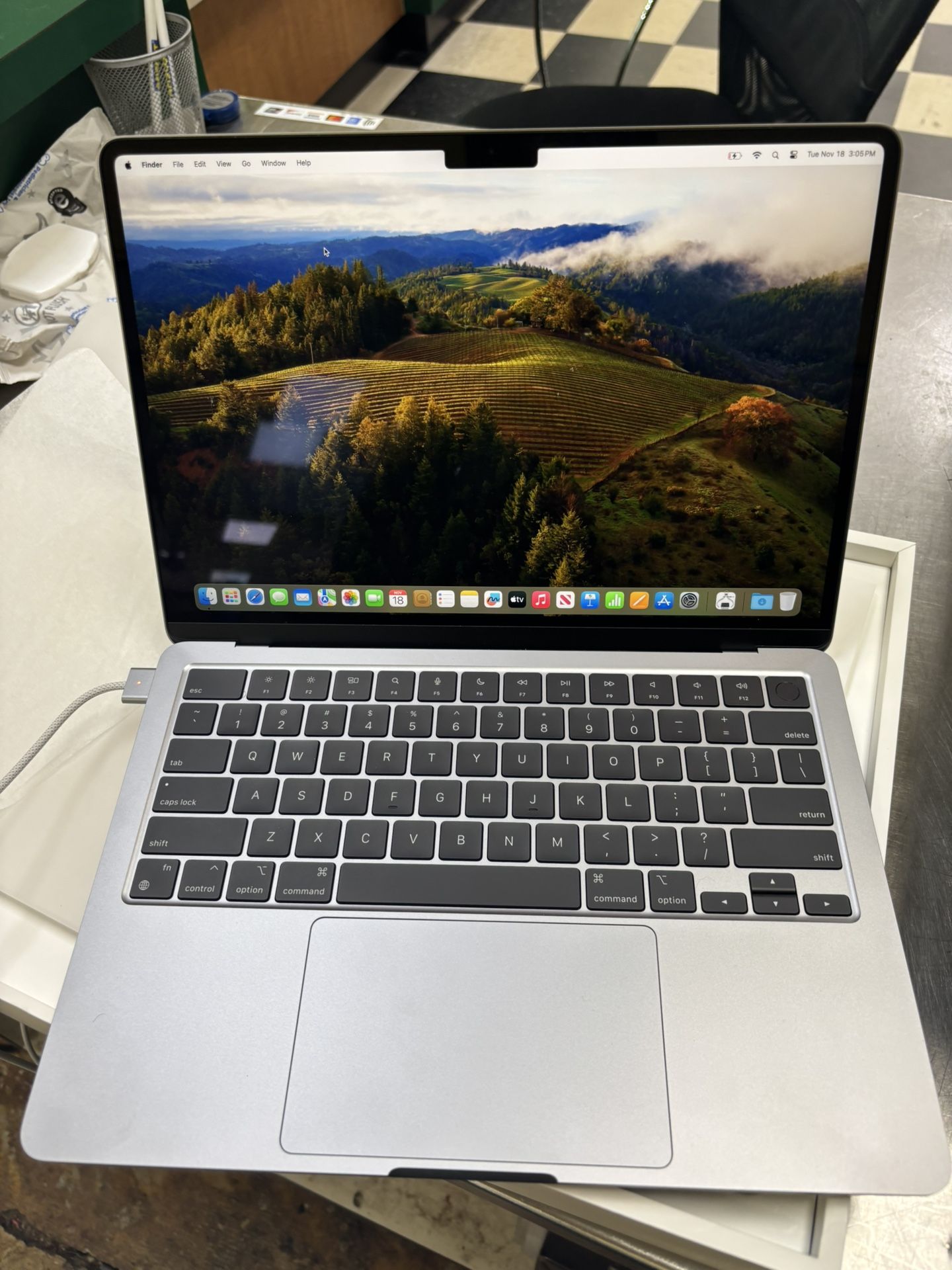 Apple MacBook Air 2022 (MINT CONDITION)