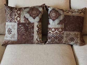 GENTLY USED 4 BETTER HOMES AND GARDENS PILLOWS 17" X 17" 2 FOR $15