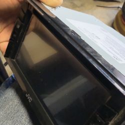 monitor with DVD receiver JVC modelo KW-V240BT. 