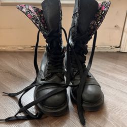 Women’s Floral Doc Martens Size 6
