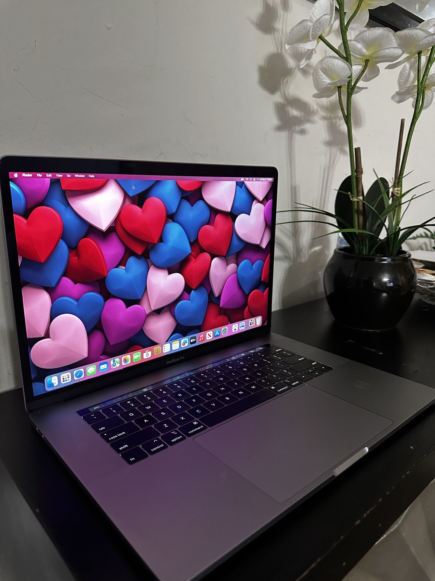 15 inch Core i9 MacBook Pro, Touch Bar and Touch ID (2025 OS)