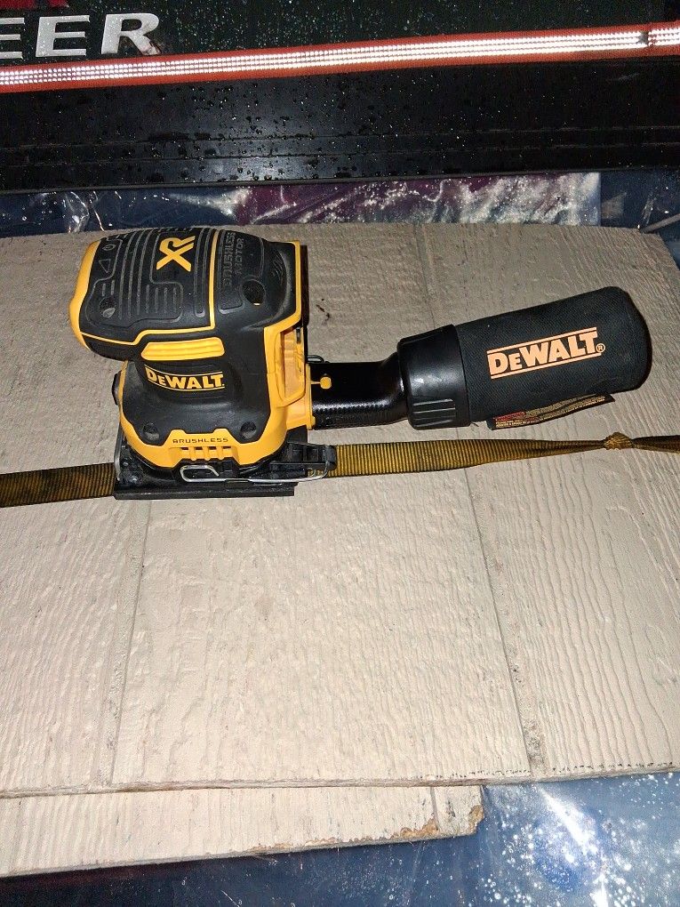 DeWalt XR Vibrating Sander