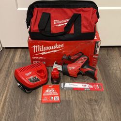 Milwaukee M12 12V Lithium-Ion HACKZALL Cordless Reciprocating Saw Kit with One 1.5Ah Battery, Charger and Tool Bag