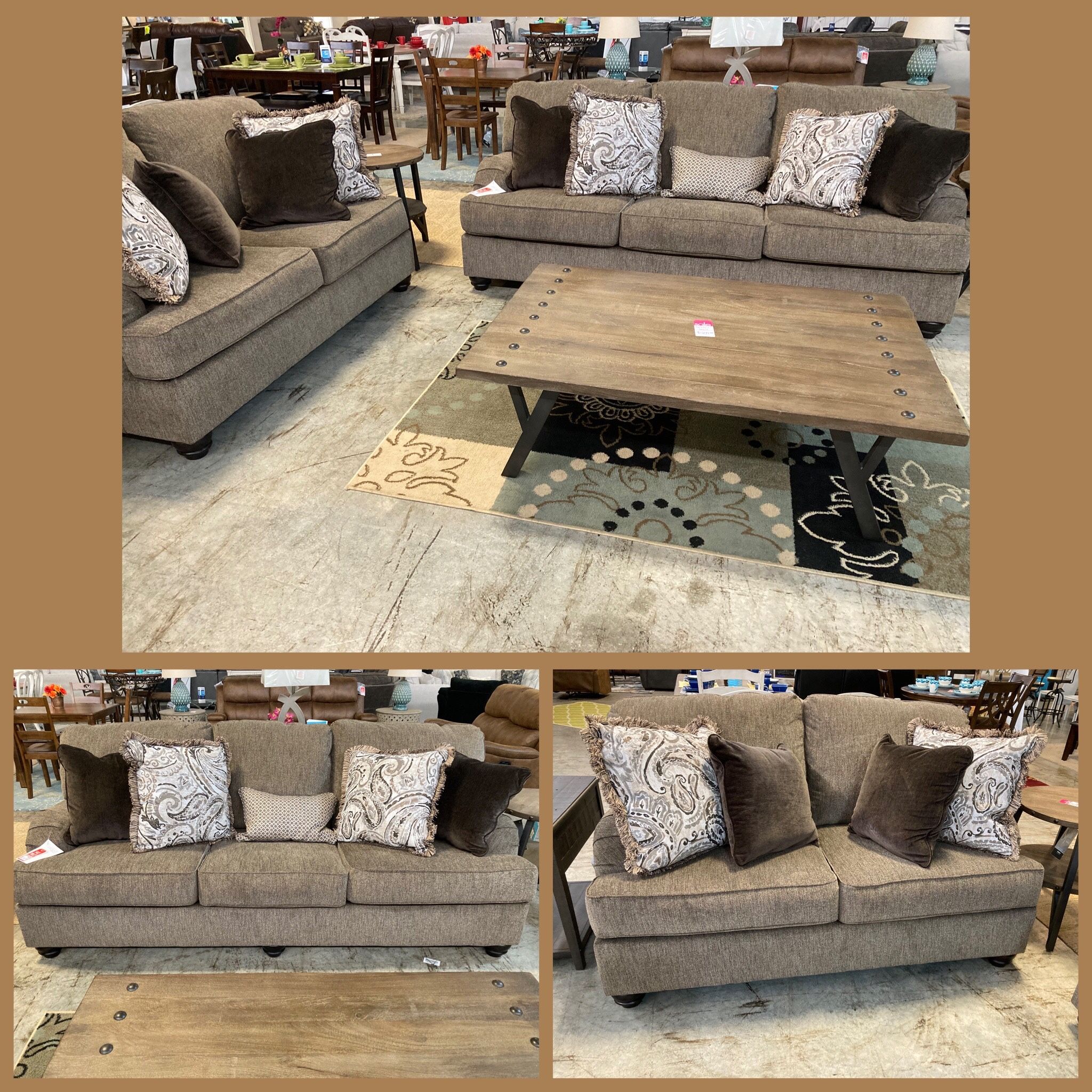 😍 New Sofa & Loveseat❣️ Includes Accent Pillows❗️