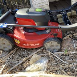 Toro 60V Max* 22 in. Recycler with Personal Pace Lawn Mower (Model 21466) Bundle