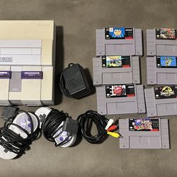 Super Nintendo SNES Bundle – 7 Games + 2 Controllers