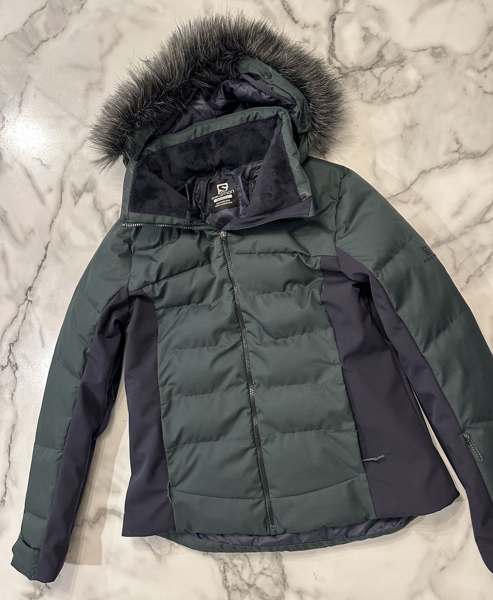 Salomon Stormcozy Women's Ski Jacket - Size L BUT FITS LIKE A MEDIUM - Excellent Condition