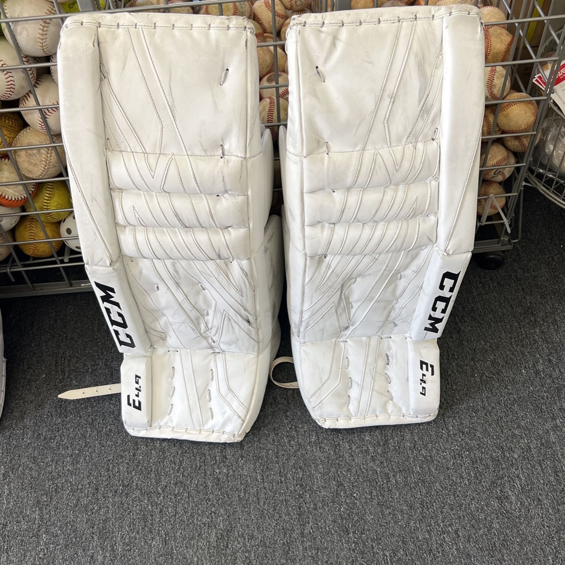 CCM Extreme Flex 4.9 Intermediate Goalie Leg Pads 30 + 1