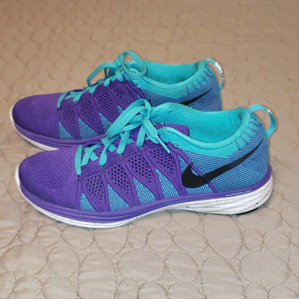 WOMAN'S NIKE SIZE 7.5 IN EXCELLENT CONDITION