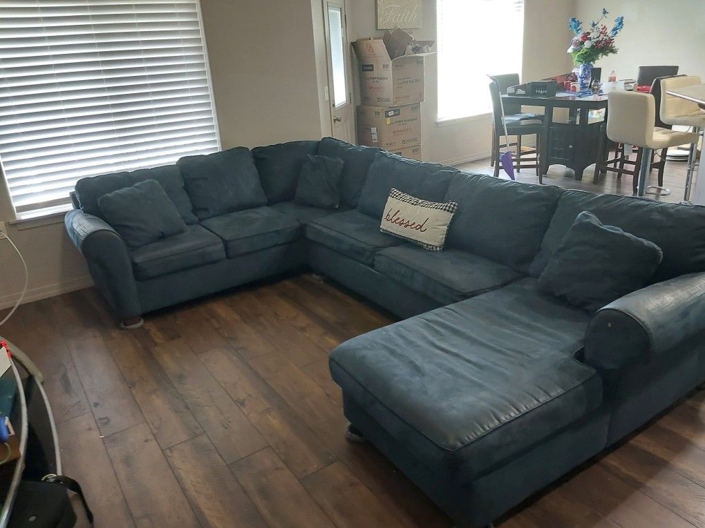 Large Blue Secional With Pull Out Bed