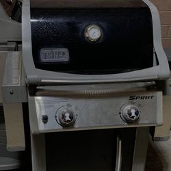 Weber Spirit E-210 3 Burners Really Nice Propane Gas BBQ Grill Lp Silver And Black