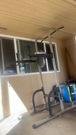 Pull up bar station