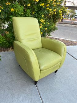 Green leather recliner chair ( can deliver for $10 )