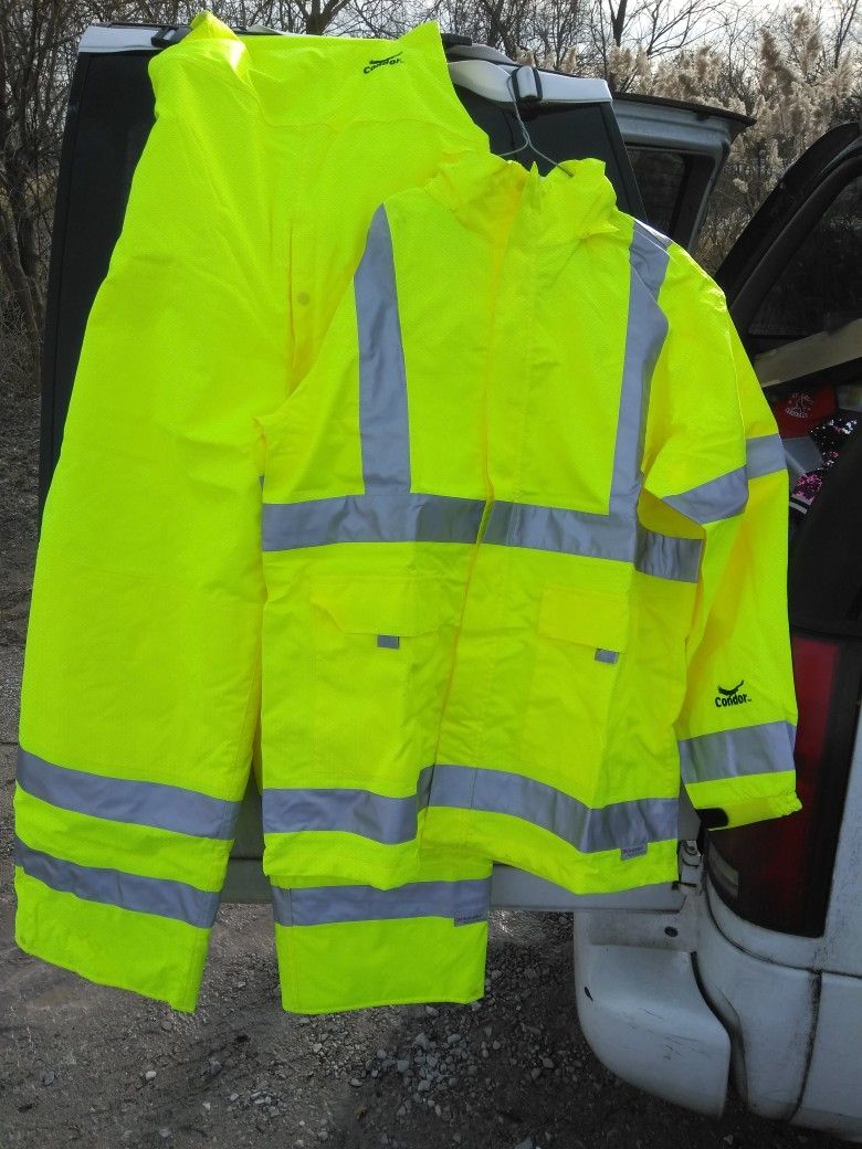 HIGH VISIBILITY JACKETS SZ MEDIUM. READ DETAILS