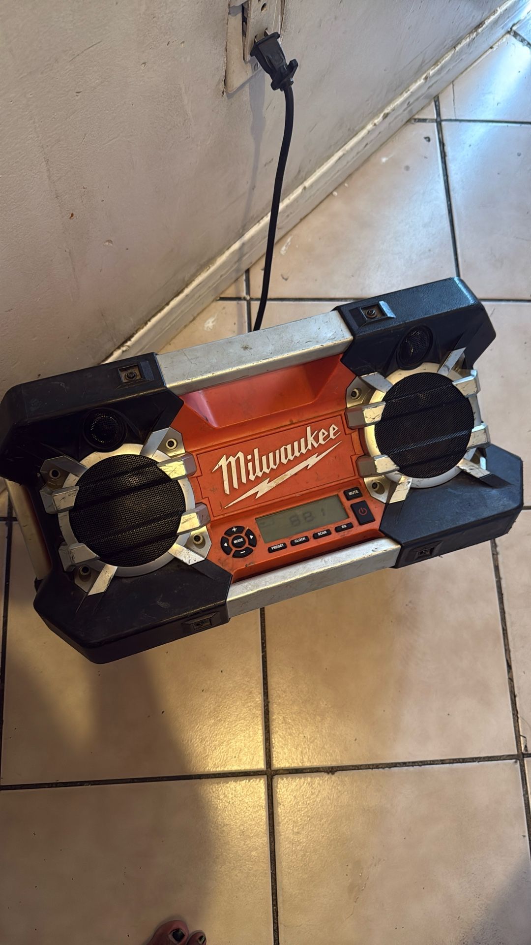 MILWAUKEE JOBSITE RADIO MODEL: 2790-20 (AZP025038) 35 
