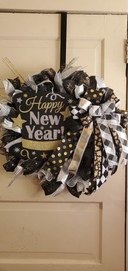 “Happy new year!” Black and gold wreath