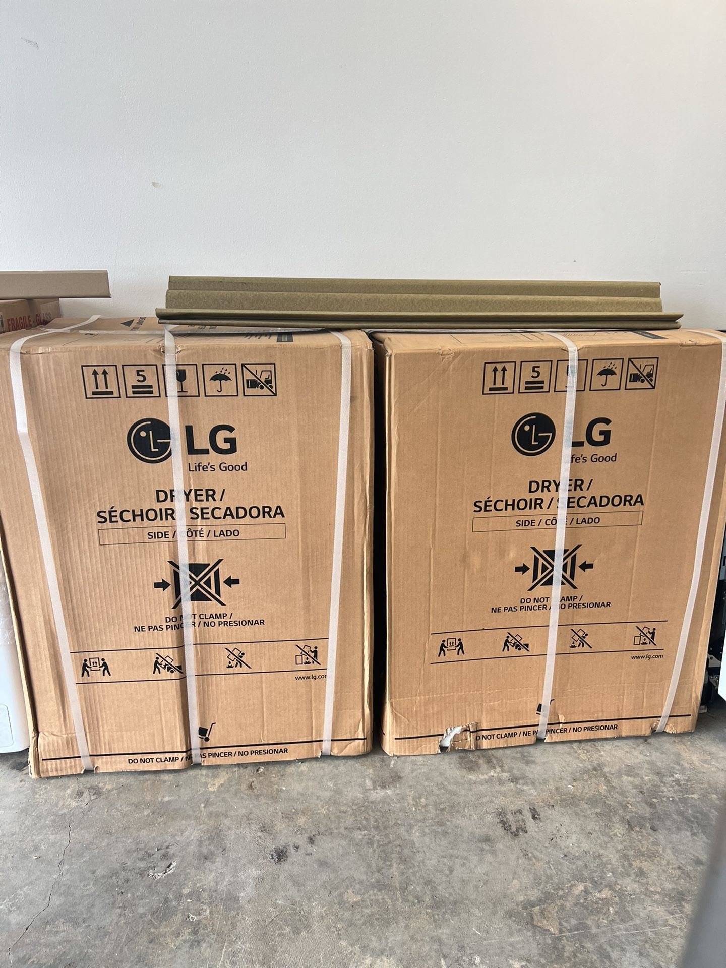 LG 24” 4.2cu Electric Dryer DLHC1455W