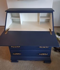 Super cute desk! 33 inches wide