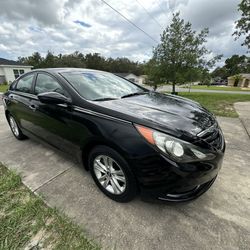 2013 HYUNDAI SONATA GLS  . 98 .000 K ORIGINAL MILES  . $ 4200 NEGOTIABLE 