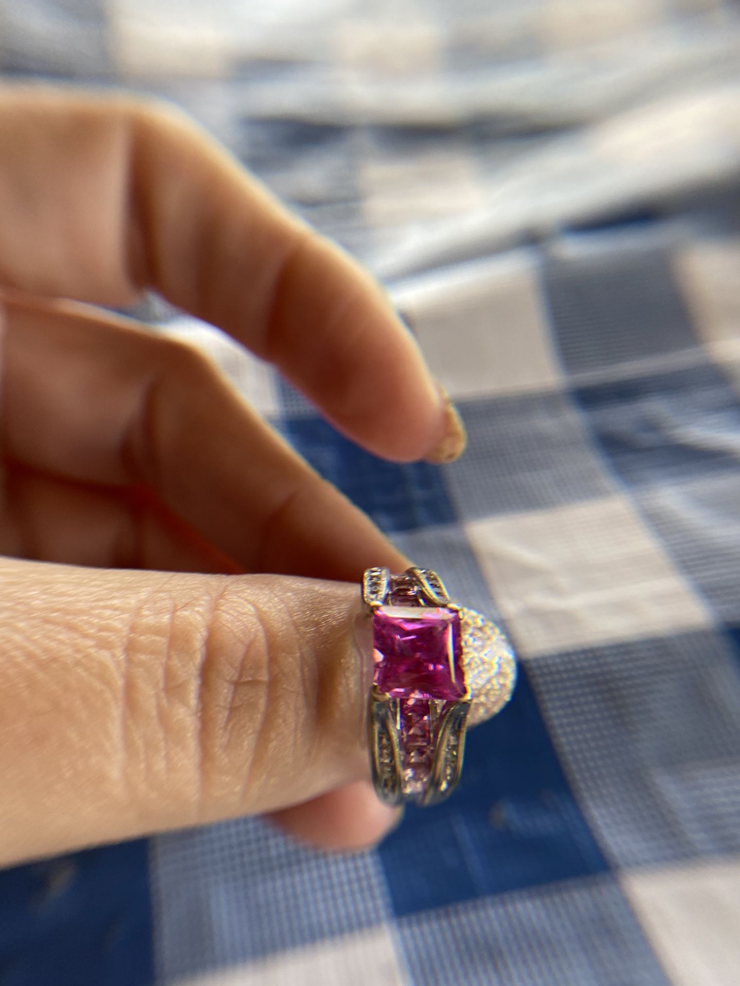 10 Kt White Gold Pink Sapphire Ring