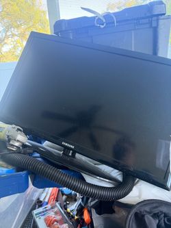 2 Flat screen tvs