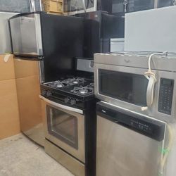 Set Whirlpool Stove, Refrigerator, Dishwasher And Microwave 