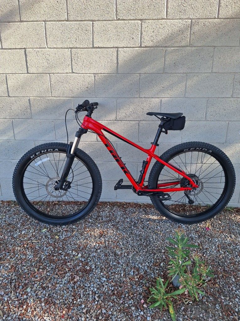 TREK ROSCOE 6 MOUNTAIN BIKE 27.5 INCH 1 X 10 SPEED LIKE NEW ( CHECK MY OTHER BIKES)