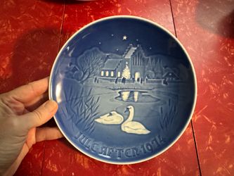 Bing & Grøndahl Juleaften 1974, “Christmas in the Village” Christmas Plate