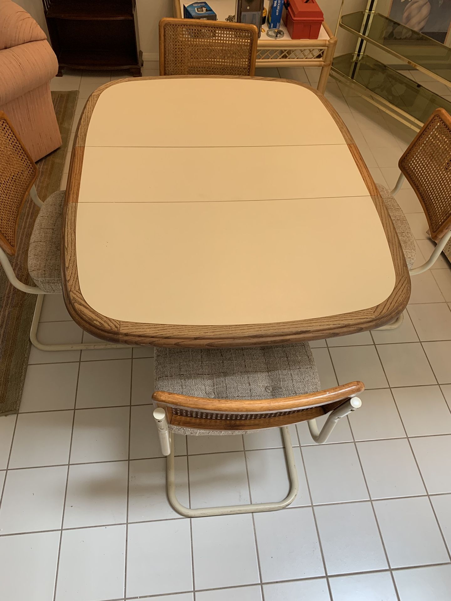 Table Formica insert with wood finish with leaf and 4 chairs