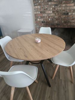 Dining table / chairs
